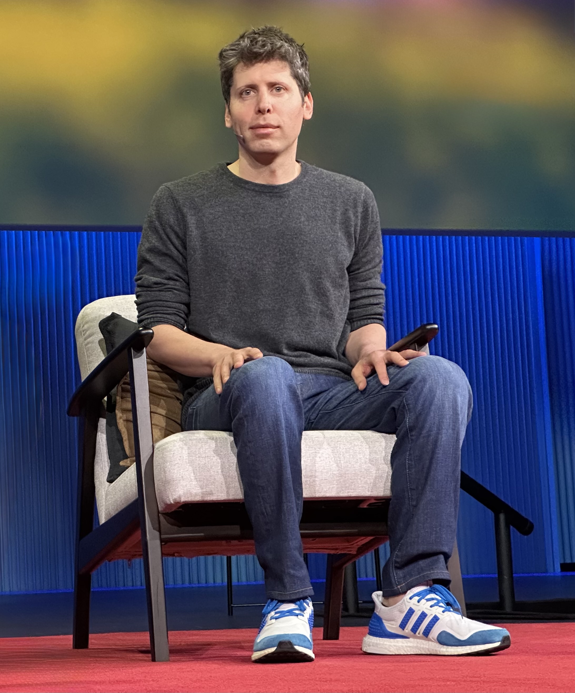 Sam Altman, dirigeant d’OpenAI, intervenant sur la scène de TED en avril 2025