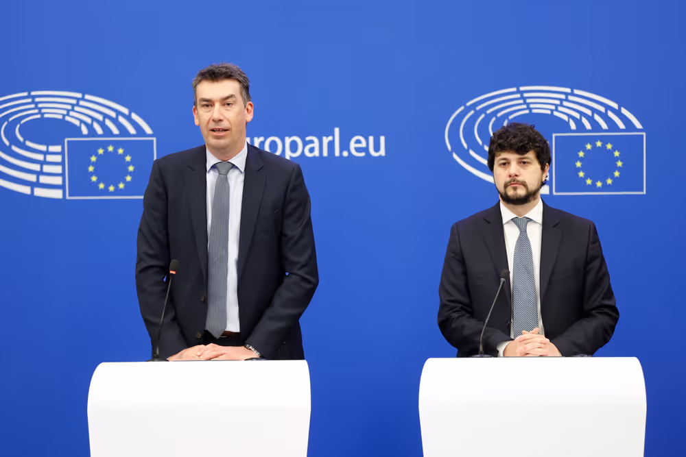 Brando Benifei et Dragoș Tudorache lors de la conférence de presse suivant l’adoption de l’AI Act au Parlement européen